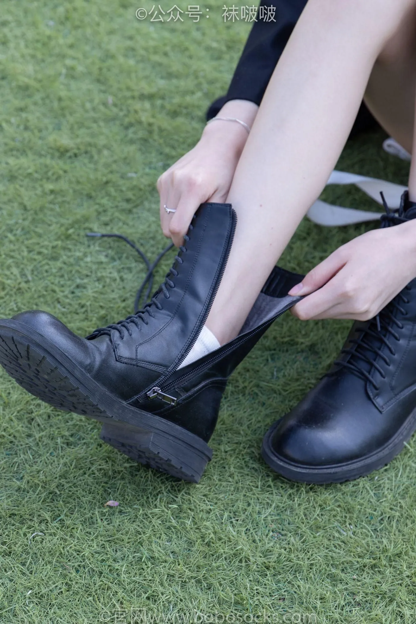 [BoBoSocks袜啵啵]NO.010 小甜豆-马丁靴、白色短棉袜、裸足 [117P]插图1